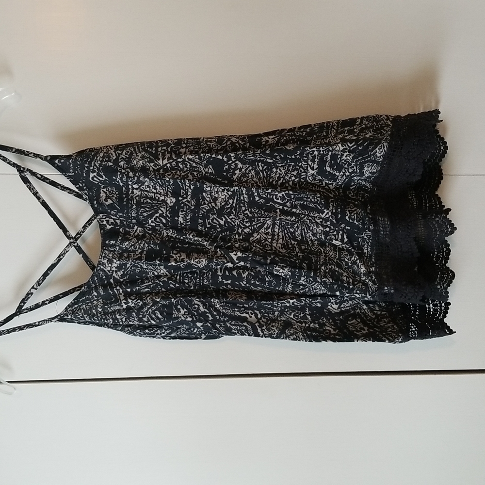 3/$20 🎉 Gray abstract patterned Mossimo tank w/lacey bottom, back straps